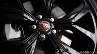 Logo Jaguar juga tersemat di velg kendaraan.
