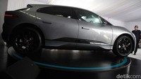 Setelah dinantikan sejak bulan lalu, PT JLM Auto Indonesia akhirnya resmi meluncurkan mobil listrik Jaguar I-Pace di Tanah Air, Selasa (25/10/2022). Kendaraan premium yang mengusung gaya SUV tersebut dihadirkan untuk konsumen dari kalangan mampu.