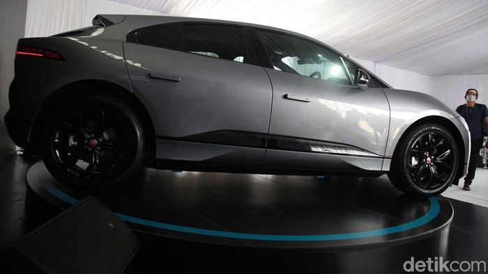 Lebih Detil dengan Mobil SUV Listrik Jaguar I Pace PT JLM Auto Indonesia dan PT Indomobil Trada Nasional meluncurkan Jaguar I Pace di BSD, Tangerang, Banten. Bagaimana wujud mobil listrik mewah itu? Ini detilnya.