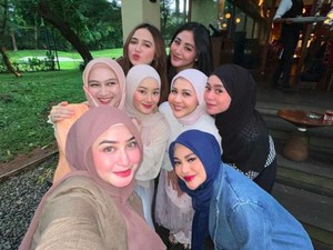 Lesti Kejora Kongko Bareng Dinda Hauw sampai Aurel, Senyuman Bikin Salfok