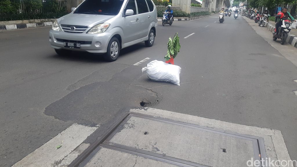 Lubang Jl Kapten P Tendean muncul lagi. 25 Oktober 2022. (Danu Damarjati/detikcom)