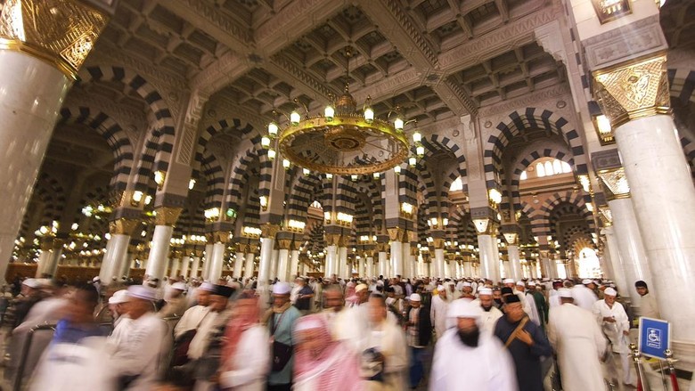 Umat Islam melintas di depan Masjid Nabawi, Kota Madinah, Arab Saudi, Sabtu (22/10/2022). Masjid Nabawi adalah masjid yang didirikan langsung oleh Nabi Muhammad SAW dan merupakan masjid ketiga yang dibangun dalam sejarah Islam. ANTARA FOTO/Rivan Awal Lingga/aww.