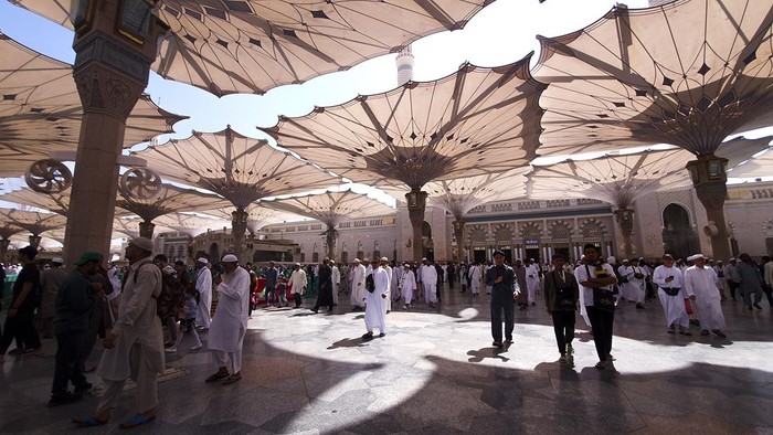 Umat Islam melintas di depan Masjid Nabawi, Kota Madinah, Arab Saudi, Sabtu (22/10/2022). Masjid Nabawi adalah masjid yang didirikan langsung oleh Nabi Muhammad SAW dan merupakan masjid ketiga yang dibangun dalam sejarah Islam. ANTARA FOTO/Rivan Awal Lingga/aww.