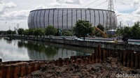 Alat berat terus bekerja di lokasi proyek stasiun pompa Ancol Sentiong.