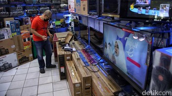 Sejumlah penjual TV digital dan set top box menunggu pembeli di salah satu toko elektronik, Glodok, Jakarta Barat, Selasa (25/10/2022).