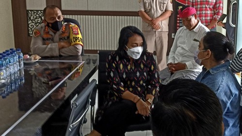 Menteri PPPA Bintang Puspayoga bertemu ibu yang merantai dua anaknya di Polres Tabanan Selasa (25/10/2022).
