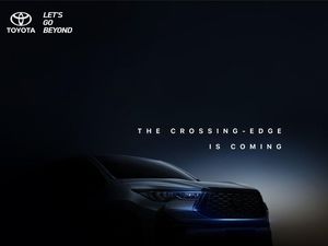 Toyota Sebar Foto Mobil Baru, Inikah Innova Zenix Bermesin Hybrid?