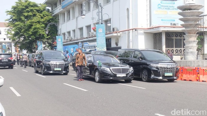 Mobil delegasi dari negara Islam di dunia mulai mendatangi Gedung Merdeka, Kota Bandung