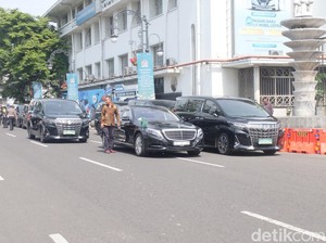 Iring-iringan Mobil Delegasi Parlemen OKI Tiba di Gedung Merdeka