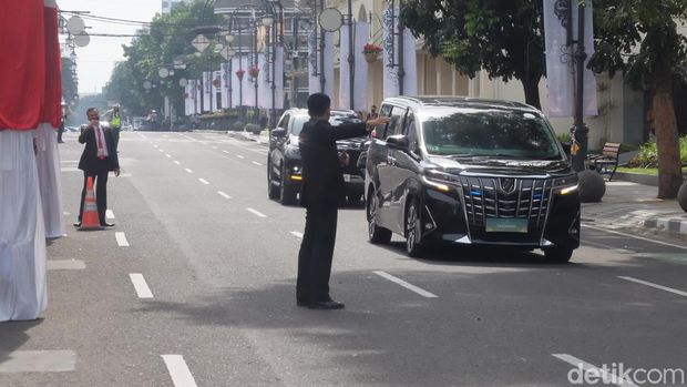 Mobil delegasi dari negara Islam di dunia mulai mendatangi Gedung Merdeka, Kota Bandung