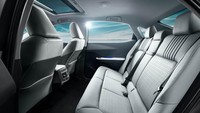 Konsep pengembangan Toyota bZ3 adalah Family Lounge. Hal itu berdasarkan gagasan bahwa mobil ini menyediakan ruang untuk menikmati waktu bersama keluarga dan teman, bukan hanya sebagai sarana transportasi. Dengan fokus yang berpusat pada orang, Toyota menekankan ruang interior yang nyaman dengan fitur digital yang disempurnakan. Foto: Dok. Toyota