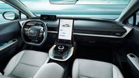 Interiornya menampilkan sistem Digital Island yang mengintegrasikan tampilan tengah vertikal besar dengan konsol tipe baki. Di dalamnya ada pengisian nirkabel. Sistem hiburannya juga bisa menghubungkan smartphone dan multimedia. AC, musik, buka/tutup bagasi, dan kontrol lainnya terintegrasi ke dalam layar besar. Ditambah ada kontrol suara. Foto: Dok. Toyota