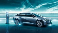 Toyota bZ3 menghadirkan format desain seperti hiu martil ala Toyota bZ. Mobil ini menggabungkan jarak sumbu roda yang panjang dari paket khusus BEV dengan kabin fastback yang panjang. Selain itu, eksteriornya memancarkan stabilitas dan kekuatan.  Foto: Dok. Toyota