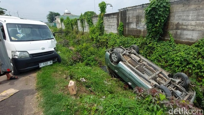 Mobil parkir di bahu jalan diseruduk hingga terguling di Kendal, Selasa (25/10/2022).