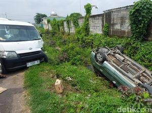 Mobil Parkir Diseruduk hingga Terguling ke Parit di Kaliwungu Kendal