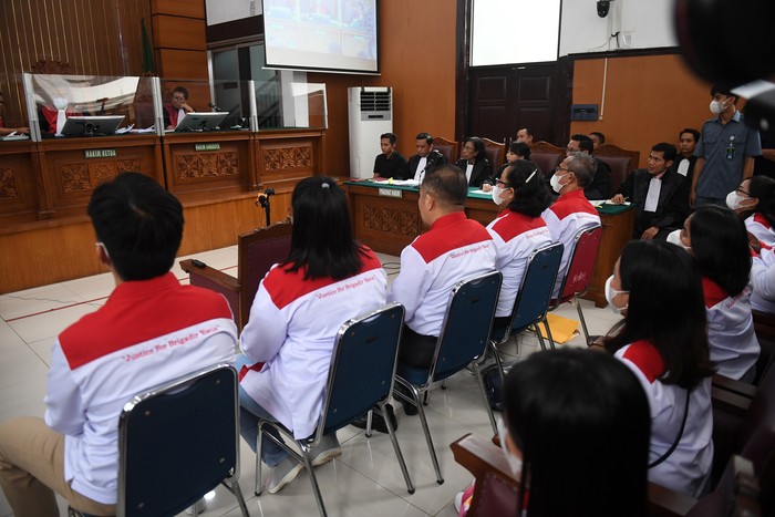 Orang tua Brigadir Yosua Hutabarat menjadi saksi dalam sidang dengan terdakwa Bharada Eliezer di PN Jaksel, Selasa (25/10/2022). Bharada E sempat sungkem ke orang tua Yosua sebelum sidang.