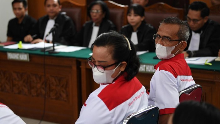 Orang tua Brigadir Yosua Hutabarat menjadi saksi dalam sidang dengan terdakwa Bharada Eliezer di PN Jaksel, Selasa (25/10/2022). Bharada E sempat sungkem ke orang tua Yosua sebelum sidang.