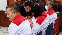 Bharada Eliezer menyalami dan sungkem ke ayah dan ibu Yosua.