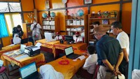 Nur juga mengatakan, 6 laptop disiapkan mandiri oleh guru. Satu laptop di sekolah Kurikulum Merdeka ini disiapkan sebagai cadangan.