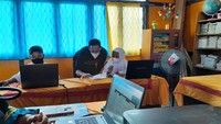 Di samping belajar terbiasa dengan bentuk soal, para siswa di sekolah tertua di Sanggau ini sebelumnya juga diajari menggunakan komputer dan mouse.