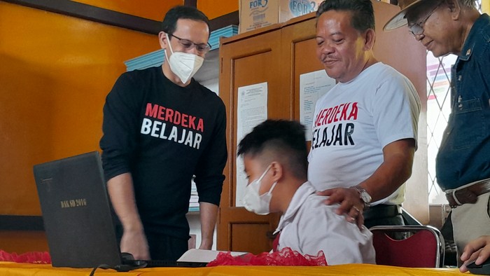 Momen Nadiem Pesan ke Anak SD agar Tidak Takut dengan Asesmen Nasional Momen Nadiem Pesan ke Anak SD agar Tidak Takut dengan Asesmen Nasional