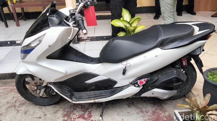 Motor pencuri kabel KAI dan barang bukti kabel yang dicuri di Polsek Wonocolo