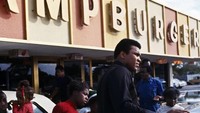 Tidak hanya gerai cepat saji yang populer, di Museum Burger ini juga menyimpan foto berbagai gerai burger yang bersejarah. Salah satunya adalah jejarin burger bernama Champ Burger yang sempat dimiliki oleh petinju dunia Muhammad Ali. Foto: Buzzfeed