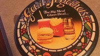 Sebelum ada happy meal yang memberikan merchandise, ternyata McDonalds juga sempat menyiapkan hadiah kecil untuk pembeli burger. Alas gelas dengan gambar menu-menu burger menjadi salah satu yang dikumpulkan oleh para kolektor. Foto: Buzzfeed