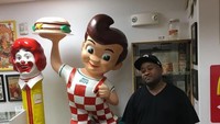 Pada tahun 1936 ada sebuah restoran burger yang tak kalah populer bernama Bobs Big Boy. Anak kecil dengan poni menukik ke atas dan memegang sebuah burger jadi logo ikonik yang disimpan di museum ini. Foto: Buzzfeed