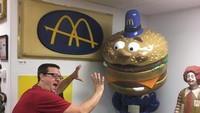 Selain sosok Ronald McDonalds ada tokoh ikonik yang juga terkenal sebagai maskot gerai McDonalds. Sosok burger ini menjadi polisi yang ceritanya menghalau para penjahat. Foto: Buzzfeed