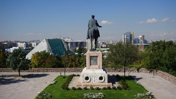 Di bagian depan museum, berdiri patung perunggu Ataturk sedang naik kuda. Patung tersebut karya seniman Pietro Canonica pada tahun 1927. Dari Museum Etnografi Ankara kita bisa melihat pemandangan indah ibu kota Turki ini dari ketinggian. (Wahyu Setyo/detikTravel)