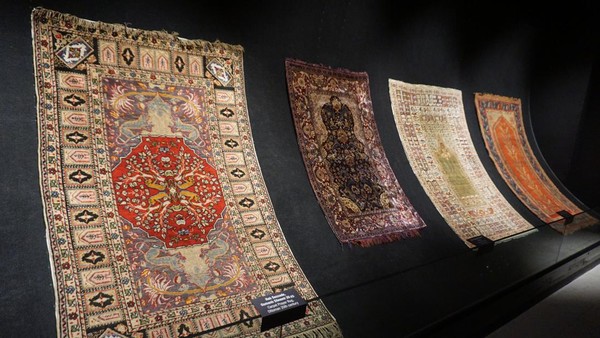 Selain keramik, Turki juga terkenal akan karpetnya. Museum ini juga menyimpan koleksi karpet tersebut. (Wahyu Setyo/detikTravel)