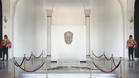 Saat Ataturk meninggal dunia pada 10 November 1938, kesedihan begitu dirasakan oleh warga Turki. Agar warga bisa mengucapkan salam perpisahan kepada Ataturk, jenazah Ataturk tidak langsung dikebumikan, melainkan disemayamkan di Museum Etnografi Ankara selama 15 tahun lamanya sampai Mausoleum Anitkabir selesai dibangun. (Wahyu Setyo/detikTravel)