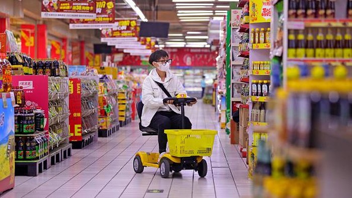 Naik Kendaraan Listrik Ini, Keliling Supermarket Nggak Capek Lagi XI AN, CHINA - OCTOBER 24: A customer drives an electric shopping trolley at a supermarket on October 24, 2022 in Xi an, Shaanxi Province of China. (Photo by VCG/VCG via Getty Images)