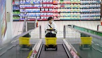 Kendaraan listrik seperti ini sudah digunakan di beberapa supermarket di China.  