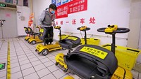 Supermarket di China ini menyediakan kendaraan listrik untuk berbelanja.  