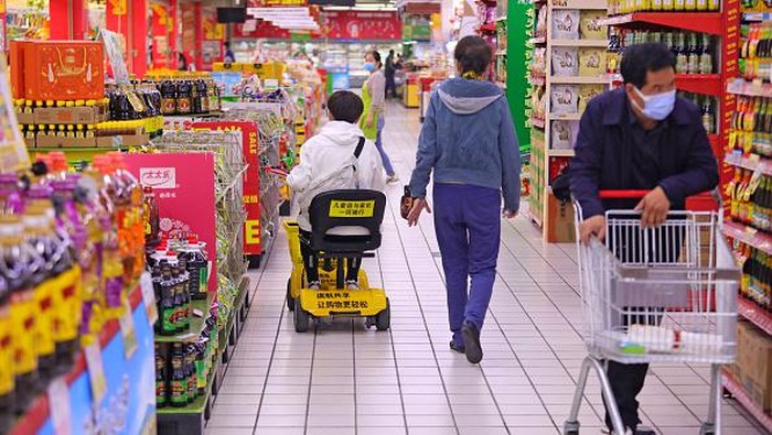 XI AN, CHINA - OCTOBER 24: A customer drives an electric shopping trolley at a supermarket on October 24, 2022 in Xi an, Shaanxi Province of China. (Photo by VCG/VCG via Getty Images)