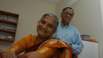 Narayana Murthy bersama sang istri Sidha Murthy. Foto: Getty Images  