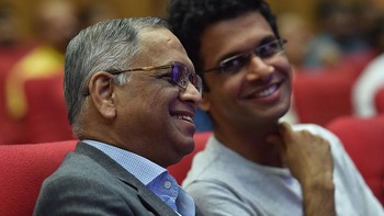 Narayana Murthy bersama anak laki-lakinya Rohan Murthy. Foto: Getty Images