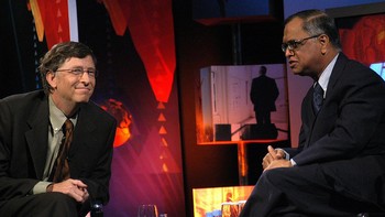 Naryana berbincang dengan Bill Gates. Foto: Getty Images