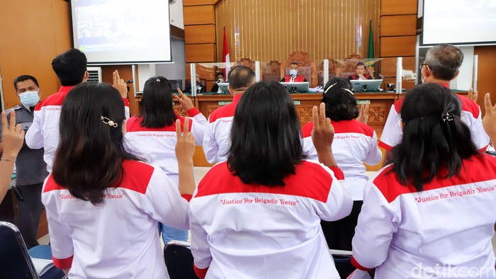 PN Jaksel menggelar sidang lanjutan kasus pembunuhan Brigadir Yosua Hutabarat dengan terdakwa Bharada Eliezer, Selasa (25/10/2022). Keluarga mendiang Yosua dan pengacara dihadirkan sebagai saksi.