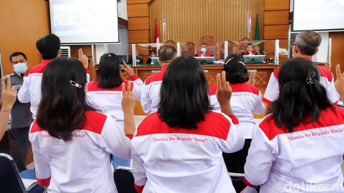 PN Jaksel menggelar sidang lanjutan kasus pembunuhan Brigadir Yosua Hutabarat dengan terdakwa Bharada Eliezer, Selasa (25/10/2022). Keluarga mendiang Yosua dan pengacara dihadirkan sebagai saksi.