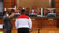 Keluarga Brigadir N Yosua Hutabarat disumpah sebelum memberikan kesaksian dalam sidang lanjutan tersebut.