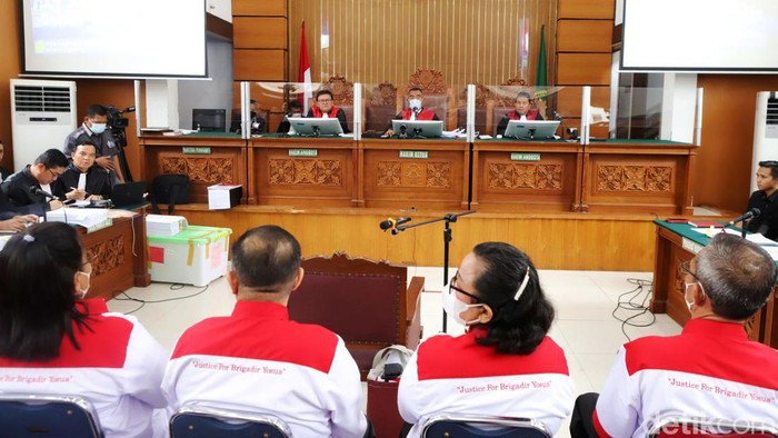 PN Jaksel menggelar sidang lanjutan kasus pembunuhan Brigadir Yosua Hutabarat dengan terdakwa Bharada Eliezer, Selasa (25/10/2022). Keluarga mendiang Yosua dan pengacara dihadirkan sebagai saksi.