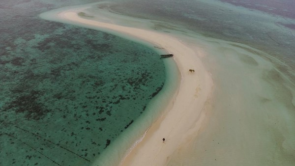 Foto udara pasir timbul Ngurtavur, Kabupaten Maluku Tenggara, Provinsi Maluku, Selasa (25/10/2022).