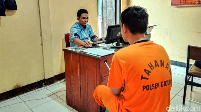 Pelaku pembobol ATM saat diperiksa di Mapolres Sukabumi.