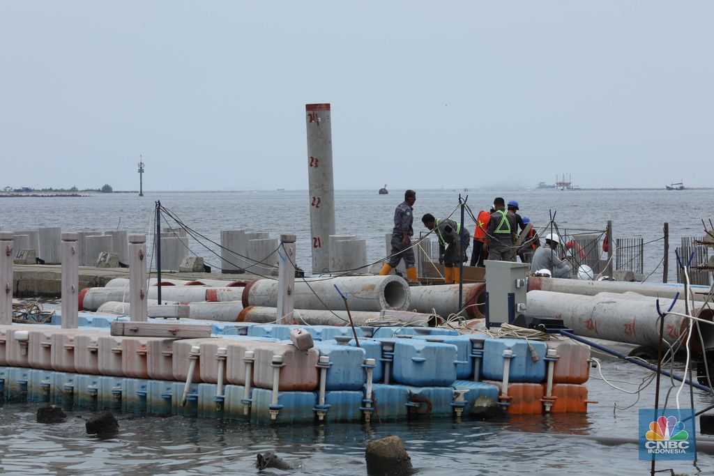 Suasana pembangunan tanggul laut di Pelabuhan Kali Adem, Jakarta Utara, Selasa (25/10/2021). Tanggul laut tersebut bertujuan untuk mengurangi risiko banjir, rob, dan mencegah penurunan permukaan air tanah. (CNBC Indonesia/ Tri Susilo)