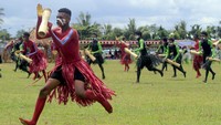 Sejumlah peserta menampilkan tarian adat Papua sambil memukul tifa saat pembukaan Kongres Masyarakat Adat Nusantara (KMAN) ke-VI, di Sentani, Kabupaten Jayapura, Papua, Senin (24/10/2022). 