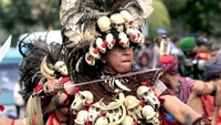 Tak hanya budaya adat Papua, ada pula seorang peserta dengan mengenakan pakaian adat Sulawesi Utara. Kongres ke-VI ini mengangkat tema Bersatu Pulihkan Kedaulatan Masyarakat Adat untuk Menjaga Identitas Kebangsaan Indonesia yang Beragam dan Tangguh Menghadapi Krisis.
