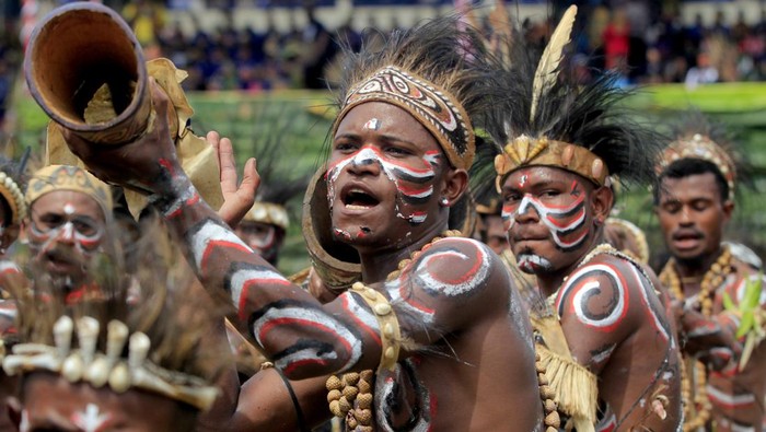 PEMBUKAAN KONGRES MASYARAKAT ADAT NUSANTARA DI PAPUA Sejumlah peserta menampilkan tarian kreasi sambil memukul tifa saat pembukaan Kongres Masyarakat Adat Nusantara (KMAN) ke-VI di Stadion Barnabas Youwe, Sentani, Kabupaten Jayapura, Papua, Senin (24/10/2022). KMAN VI yang mengangkat tema Bersatu Pulihkan Kedaulatan Masyarakat Adat untuk Menjaga Identitas Kebangsaan Indonesia yang Beragam dan Tangguh Menghadapi Krisis akan dihadiri 3.000 peserta dari seluruh Indonesia dan berlangsung hingga 30 Oktober 2022. ANTARA FOTO/Gusti Tanati/wpa/wsj.